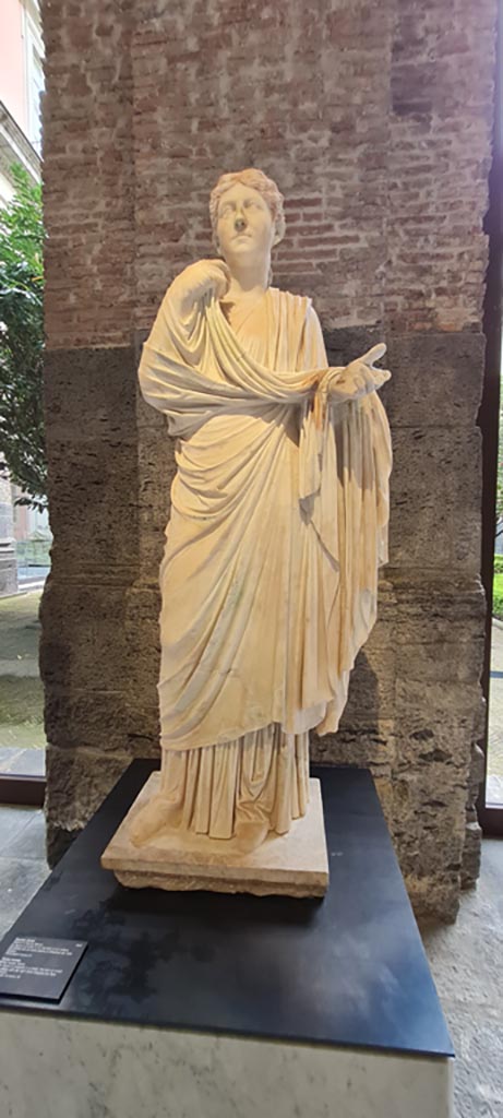 Herculaneum. April 2023. White marble statue of a young woman.
On display in “Campania Romana” gallery of Naples Archaeological Museum, inv. 6249.
Photo courtesy of Giuseppe Ciaramella.